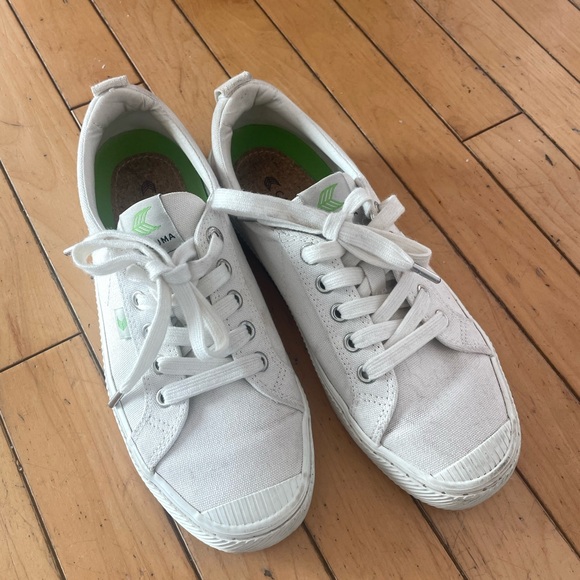 Cariuma Off-White Canvas Sneakers - Picture 6 of 8